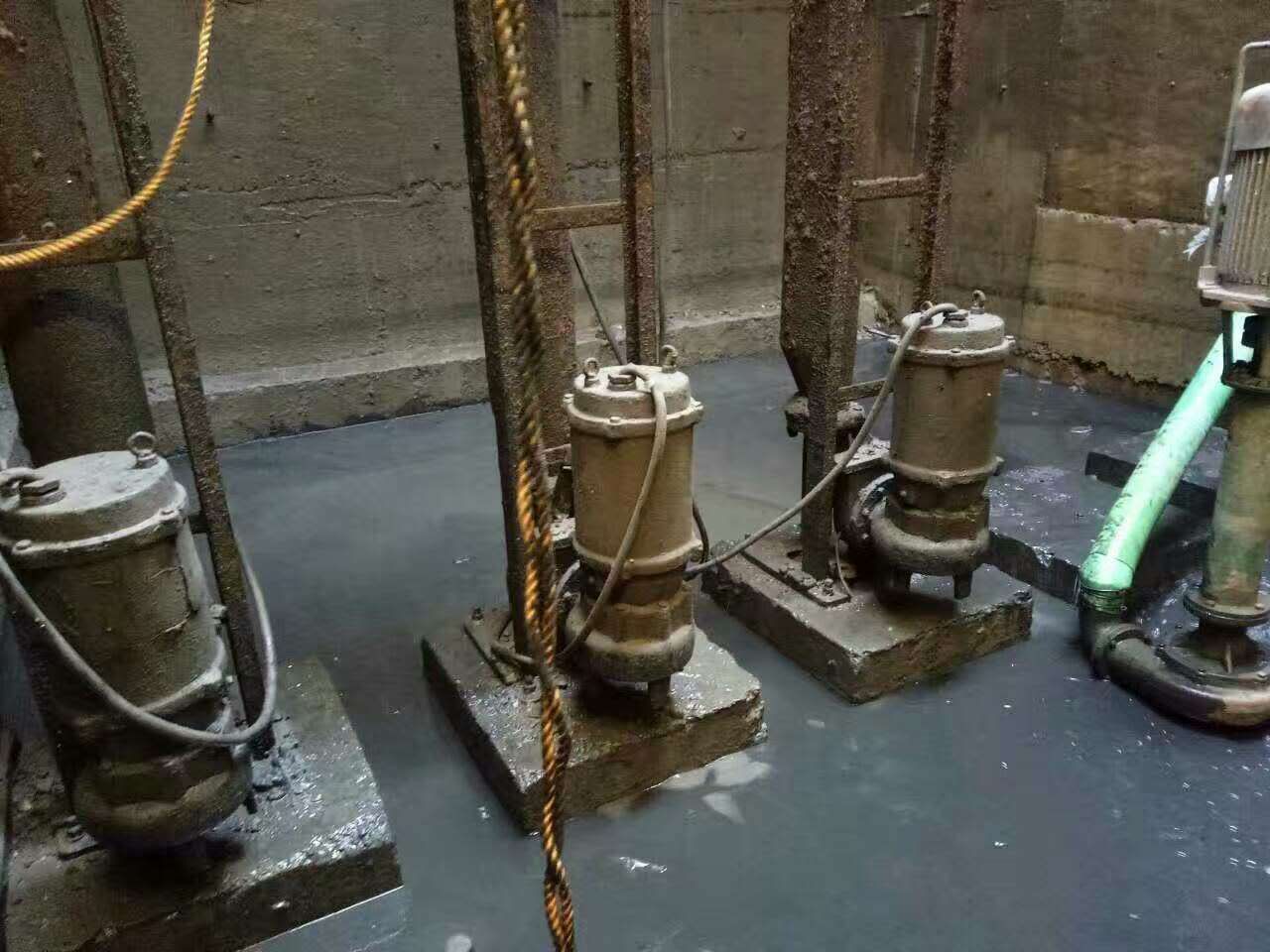 双河污水池清理