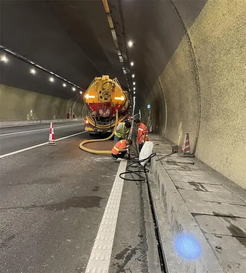 双河隧道排水渠清淤